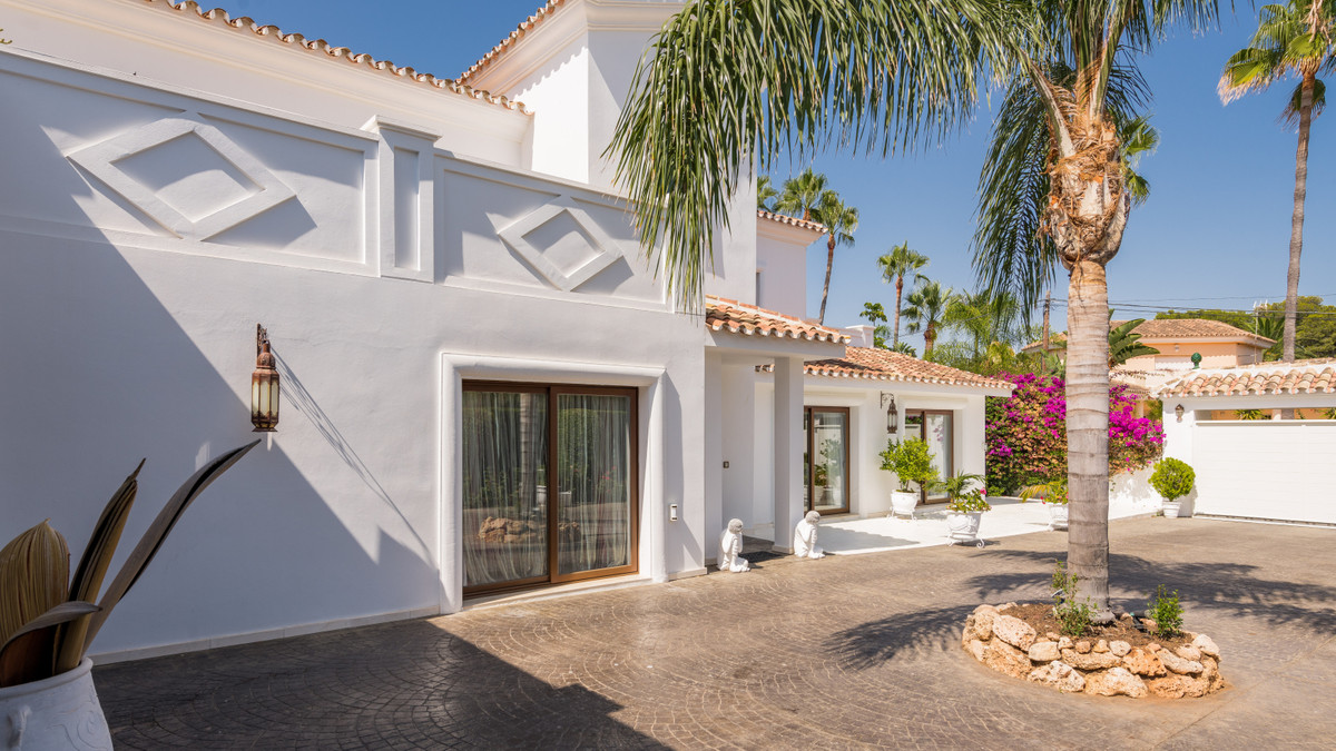 5 Bed Townhouse for sale in Atalaya Costa Del Sol, Málaga, Spain