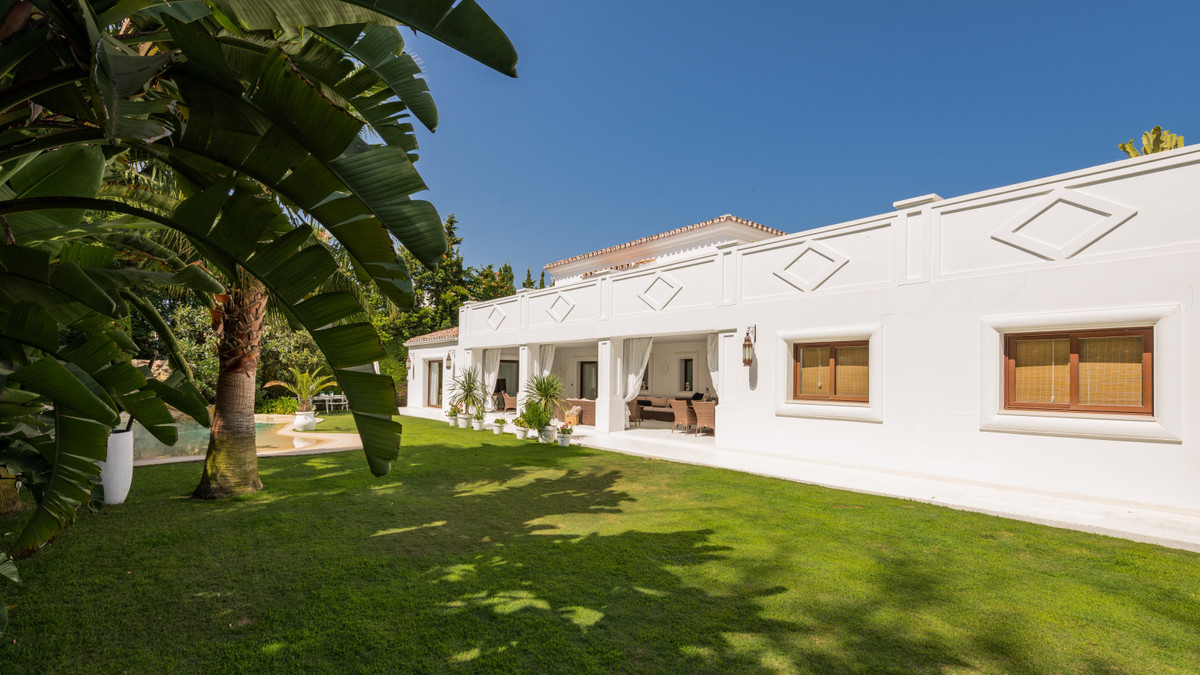 5 Bed Townhouse for sale in Atalaya Costa Del Sol, Málaga, Spain
