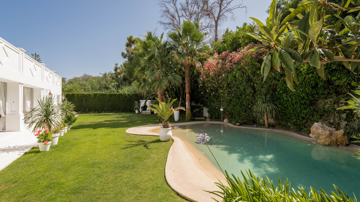 5 Bed Townhouse for sale in Atalaya Costa Del Sol, Málaga, Spain