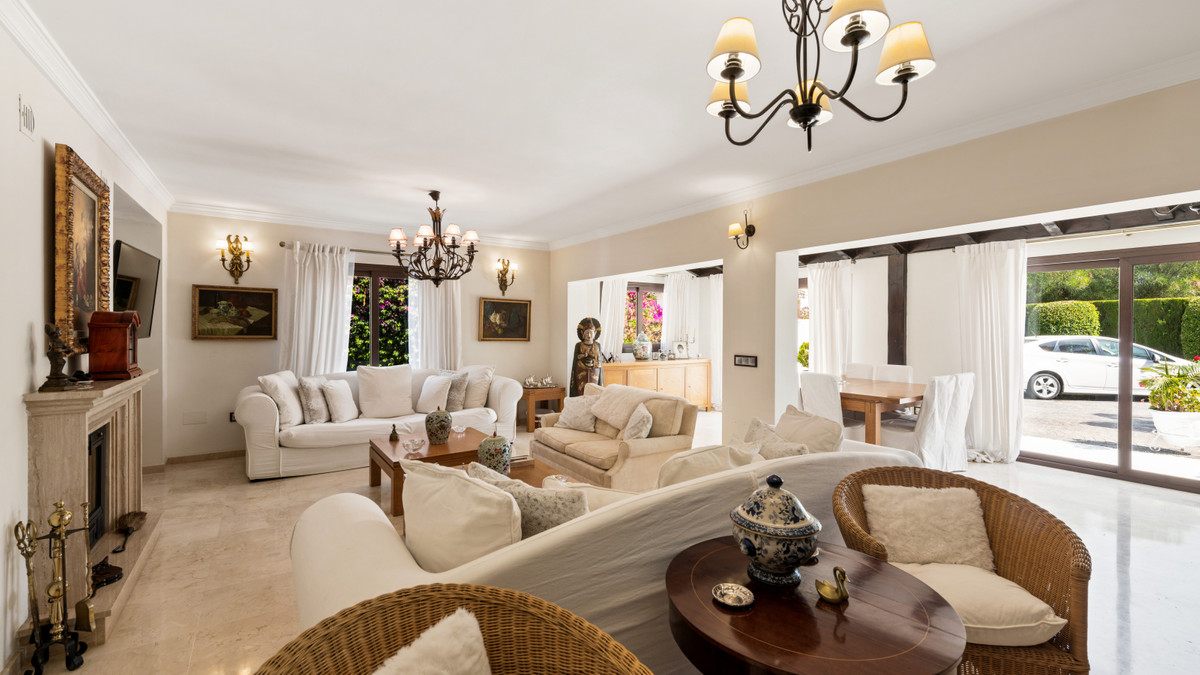 5 Bed Townhouse for sale in Atalaya Costa Del Sol, Málaga, Spain