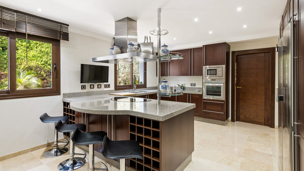 5 Bed Townhouse for sale in Atalaya Costa Del Sol, Málaga, Spain