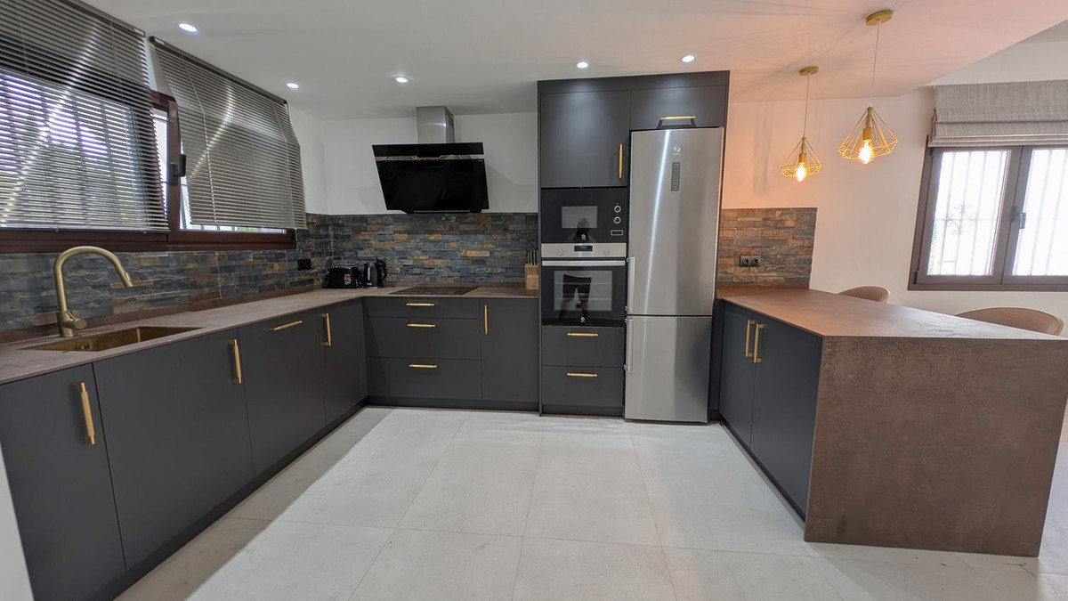 4 Bed Apartment for sale in Puerto Banús Costa Del Sol, Málaga, Spain