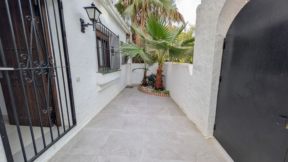 4 Bed Apartment for sale in Puerto Banús Costa Del Sol, Málaga, Spain