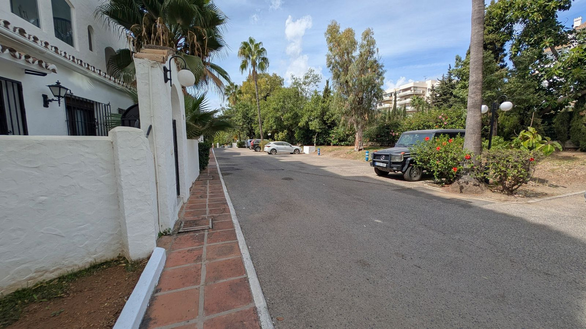 4 Bed Apartment for sale in Puerto Banús Costa Del Sol, Málaga, Spain
