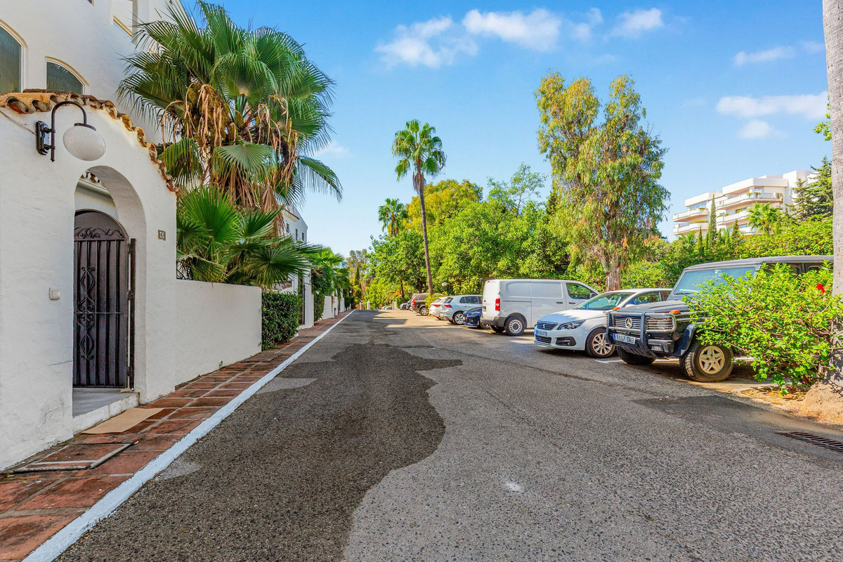 4 Bed Apartment for sale in Puerto Banús Costa Del Sol, Málaga, Spain