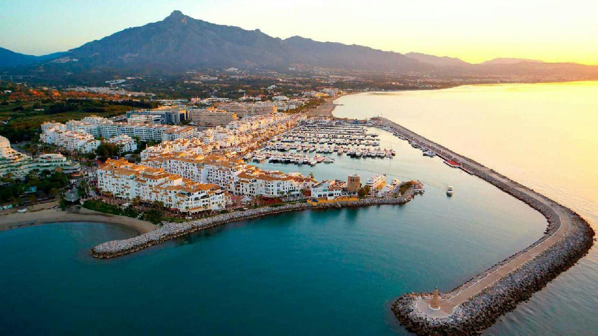 4 Bed Apartment for sale in Puerto Banús Costa Del Sol, Málaga, Spain
