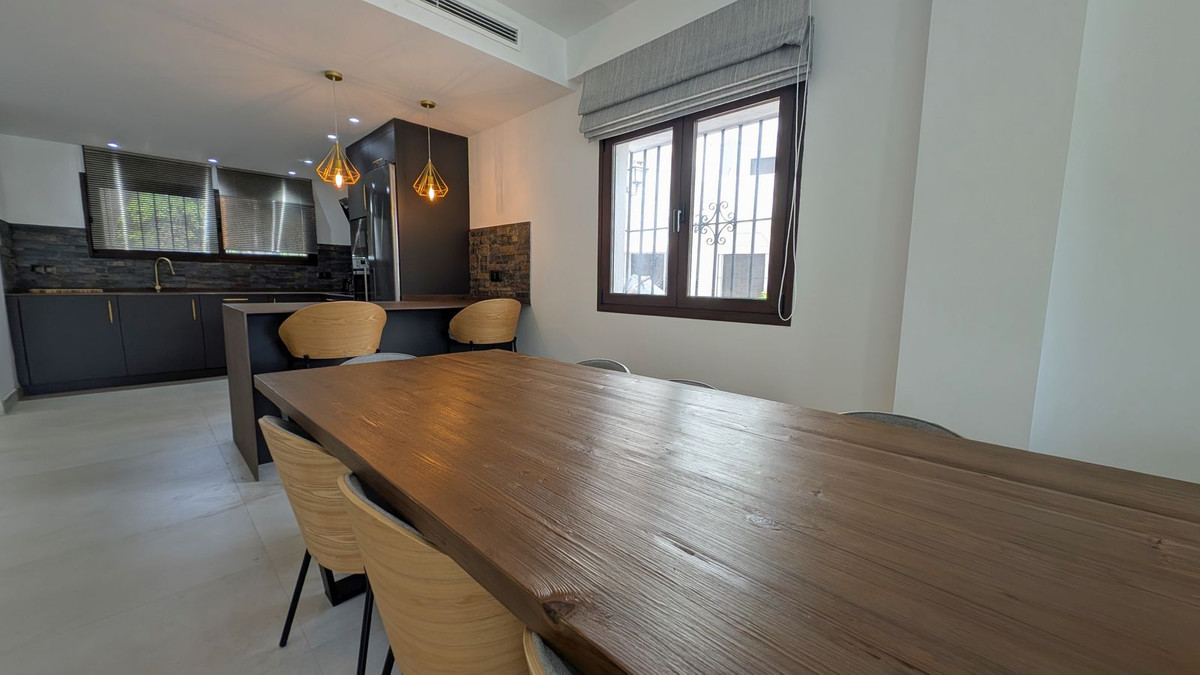 4 Bed Apartment for sale in Puerto Banús Costa Del Sol, Málaga, Spain