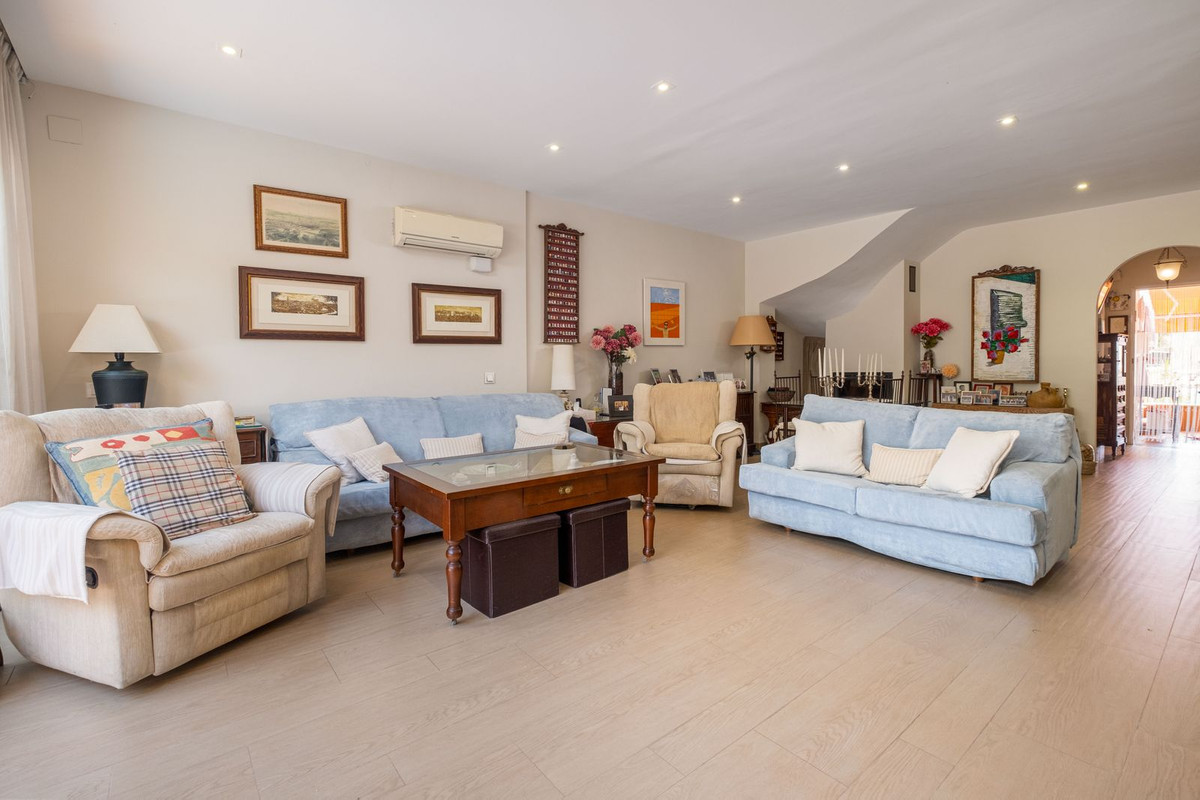 4 Bed Townhouse for sale in Sierrezuela Costa Del Sol, Málaga, Spain
