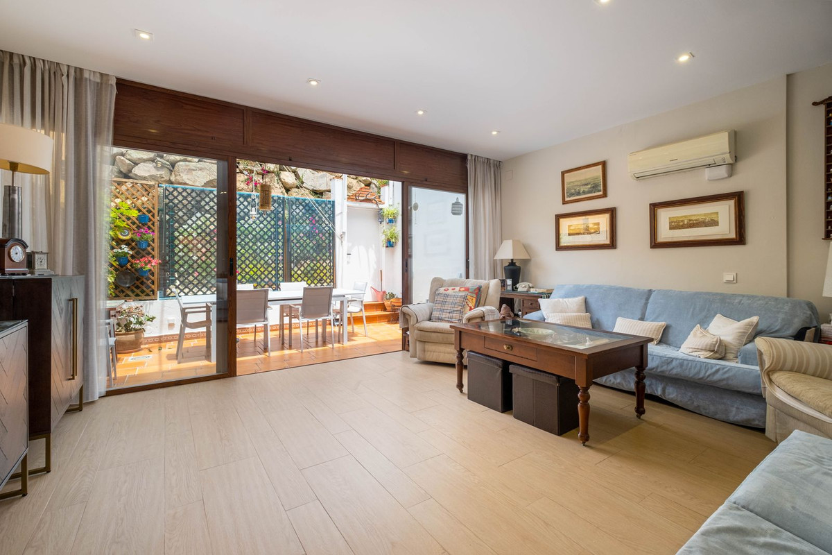4 Bed Townhouse for sale in Sierrezuela Costa Del Sol, Málaga, Spain