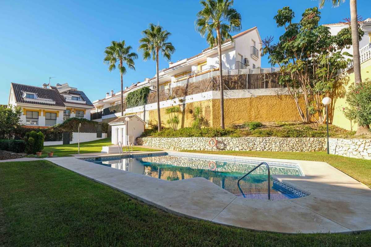 4 Bed Townhouse for sale in Sierrezuela Costa Del Sol, Málaga, Spain