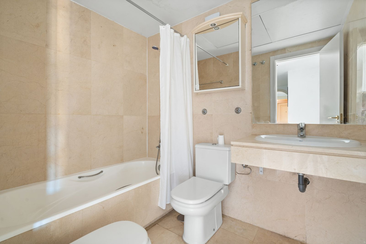 3 Bed Apartment for sale in La Duquesa Costa Del Sol, Málaga, Spain