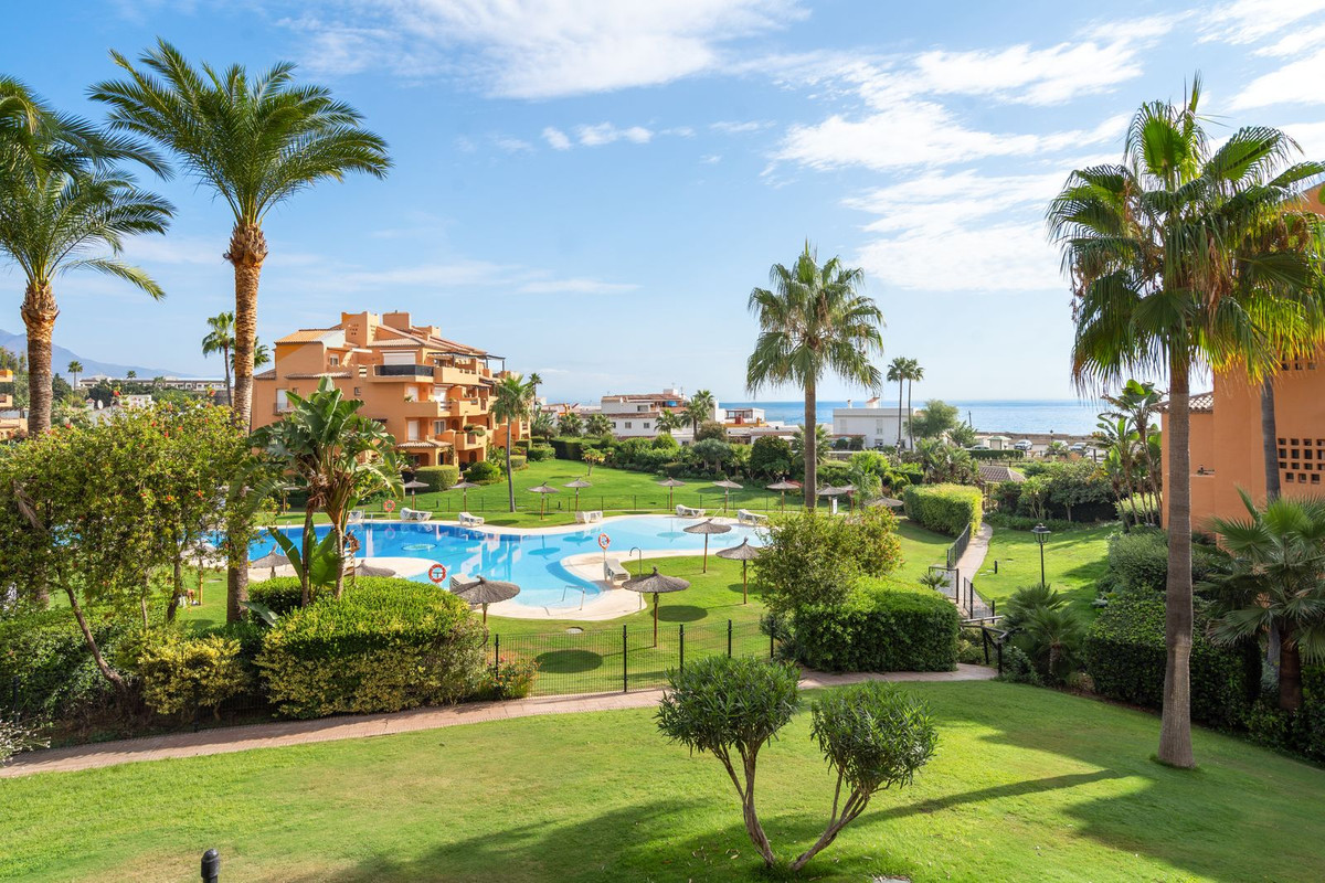 3 Bed Apartment for sale in La Duquesa Costa Del Sol, Málaga, Spain