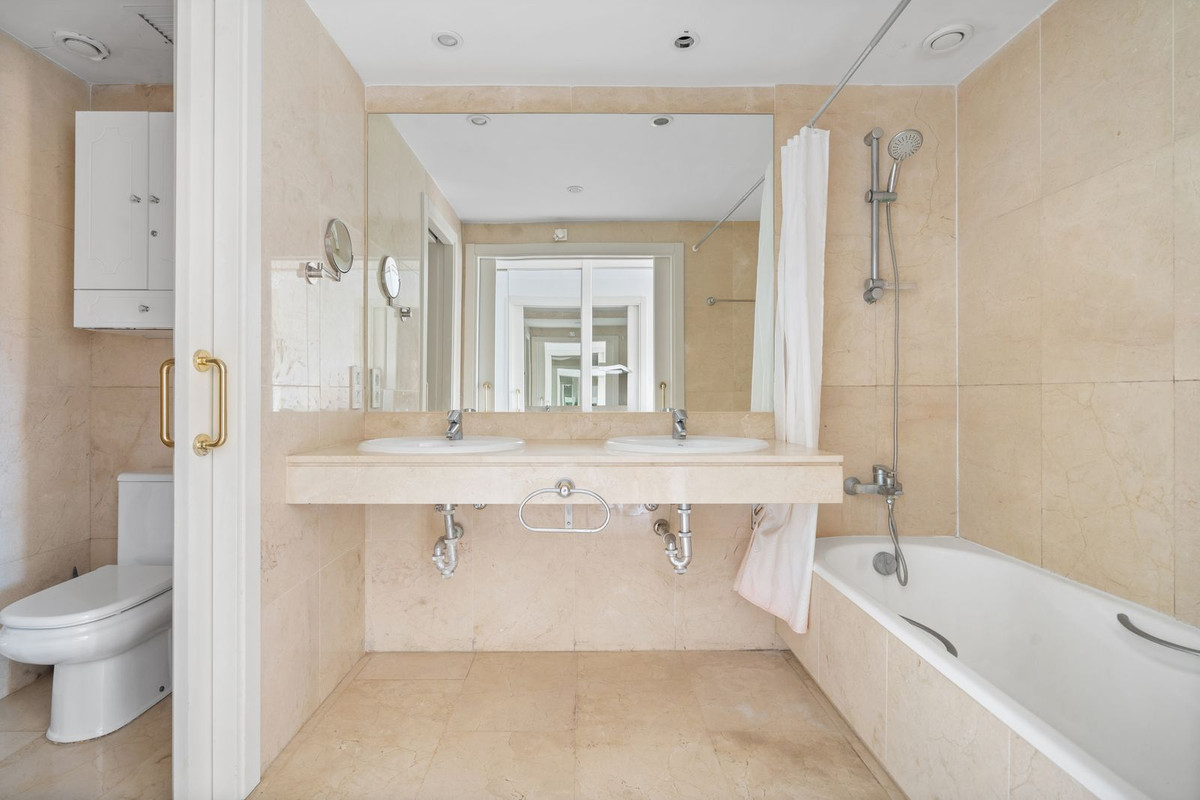 3 Bed Apartment for sale in La Duquesa Costa Del Sol, Málaga, Spain