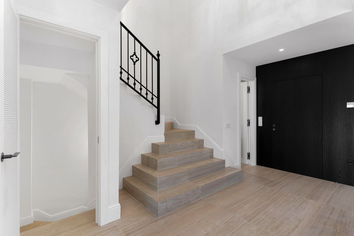 4 Bed Townhouse for sale in Nueva Andalucía Costa Del Sol, Málaga, Spain