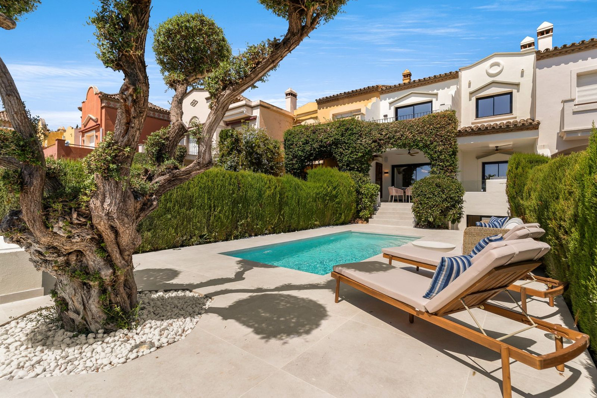 4 Bed Townhouse for sale in Nueva Andalucía Costa Del Sol, Málaga, Spain