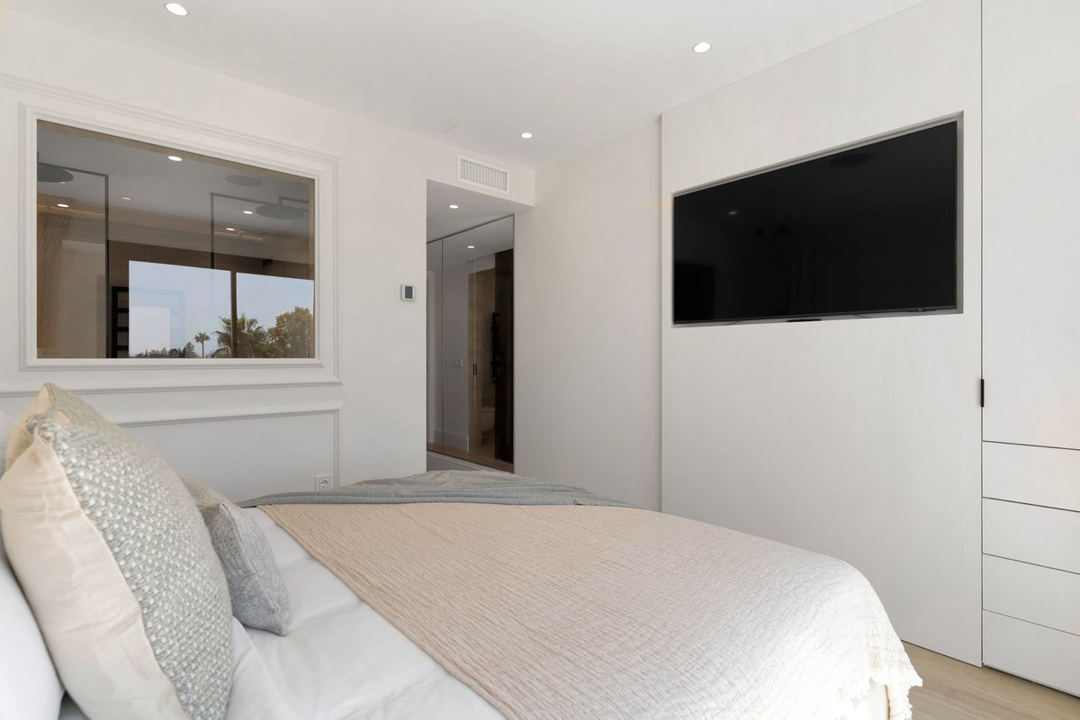 4 Bed Townhouse for sale in Nueva Andalucía Costa Del Sol, Málaga, Spain
