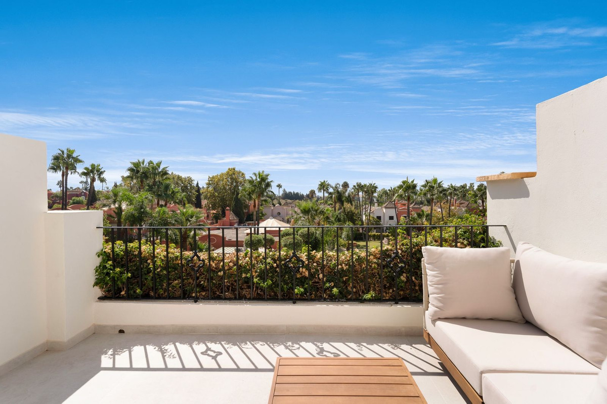 4 Bed Townhouse for sale in Nueva Andalucía Costa Del Sol, Málaga, Spain