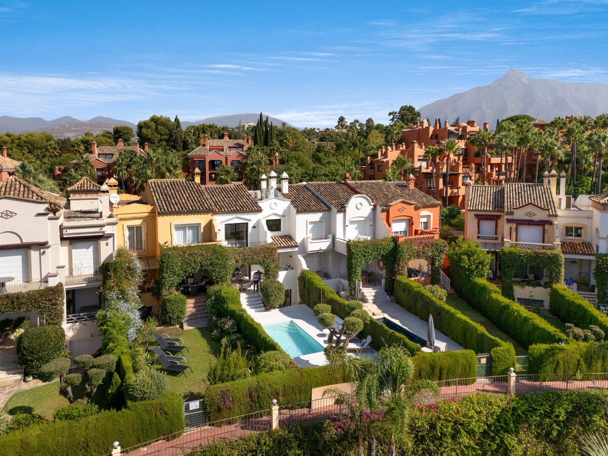 4 Bed Townhouse for sale in Nueva Andalucía Costa Del Sol, Málaga, Spain