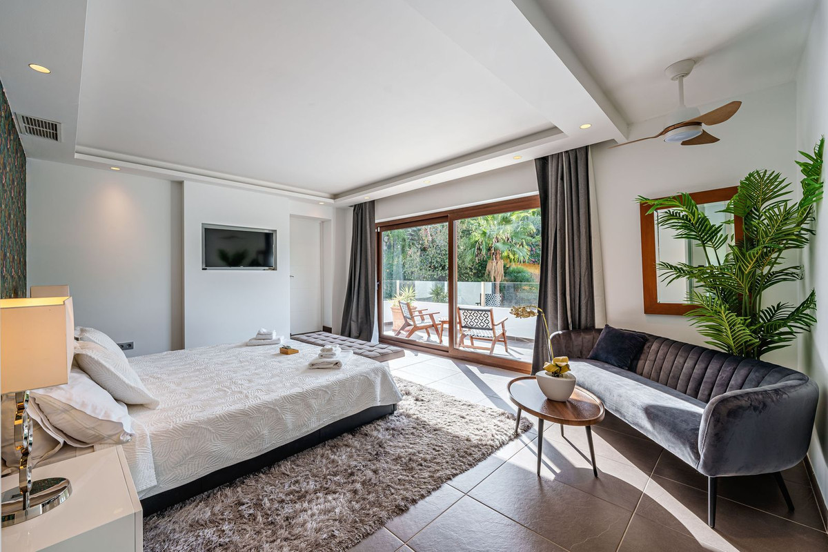 5 Bed Townhouse for sale in El Rosario Costa Del Sol, Málaga, Spain