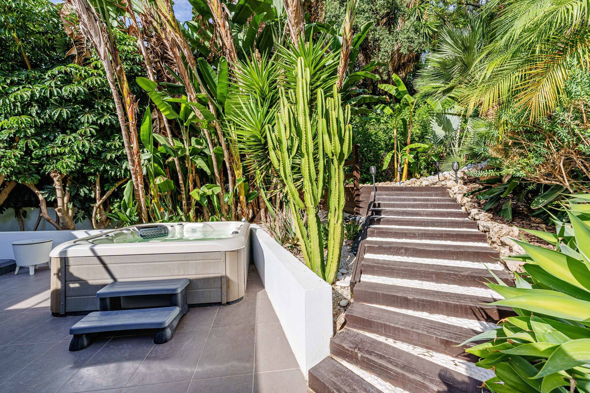 5 Bed Townhouse for sale in El Rosario Costa Del Sol, Málaga, Spain