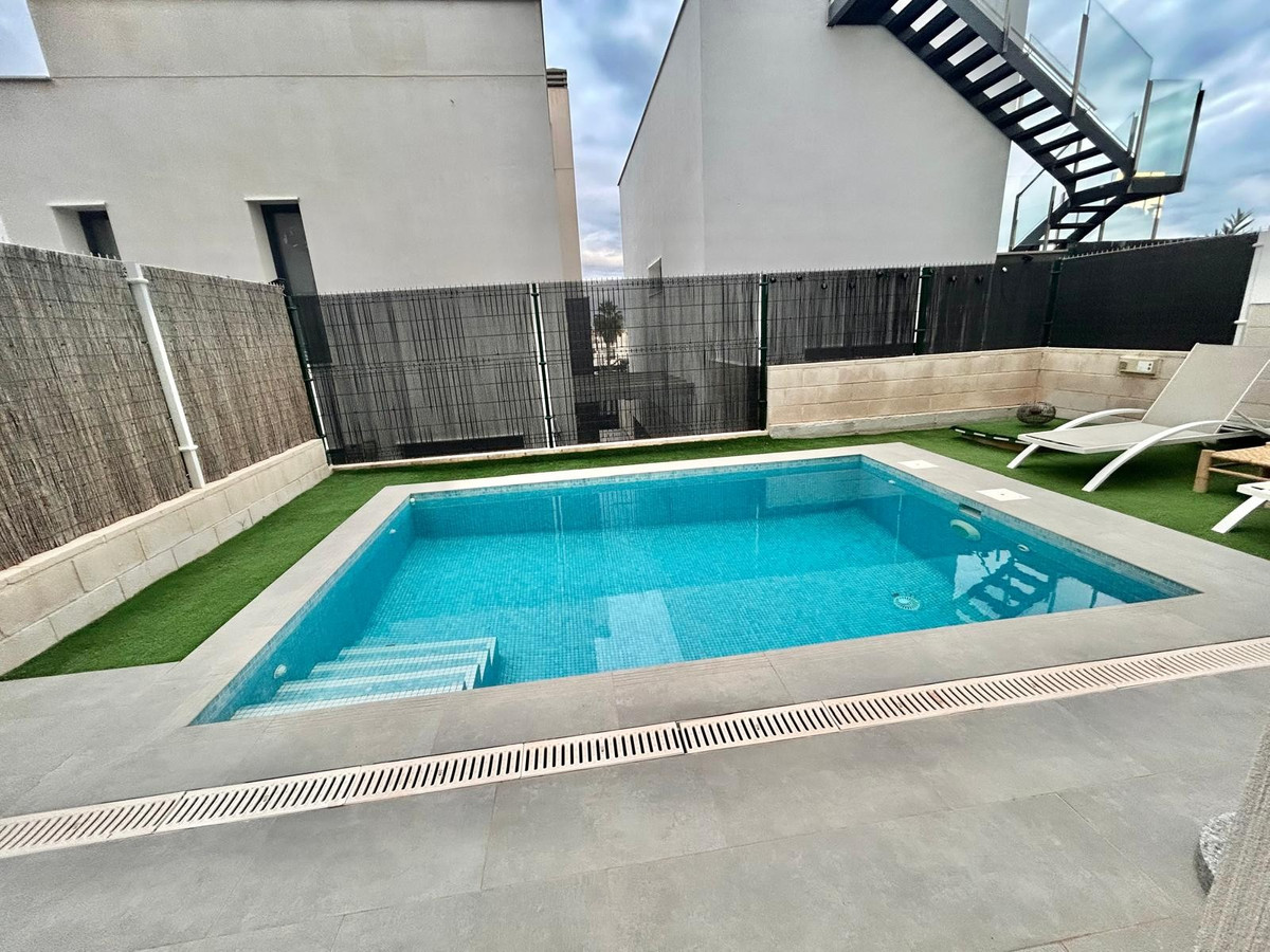 Se vende Villa - Chalet de 3 dormitorios en Costa Blanca, Alicante, España