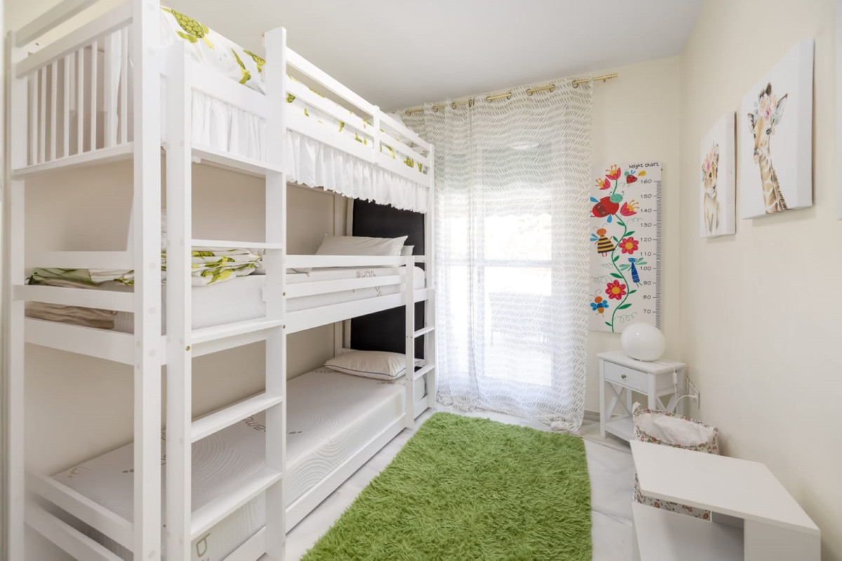 Se vende Apartamento Planta Media de 2 dormitorios en Costa Del Sol, Málaga, España
