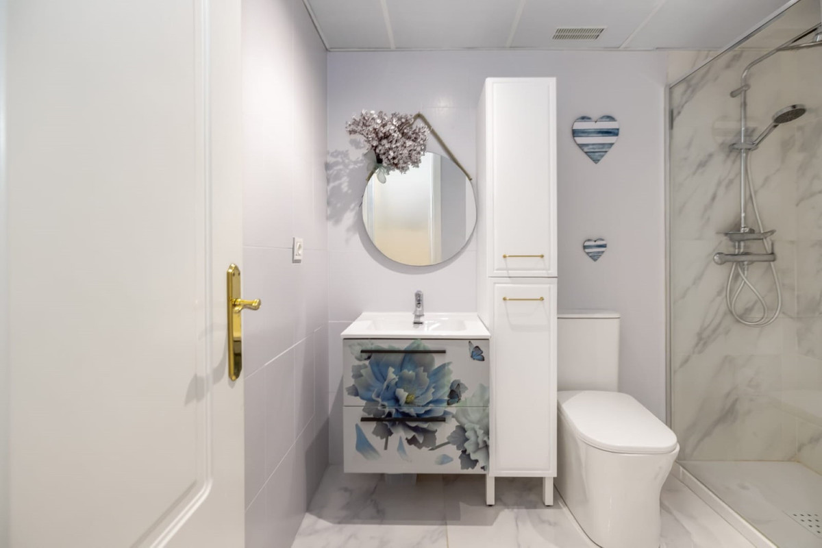 Se vende Apartamento Planta Media de 2 dormitorios en Costa Del Sol, Málaga, España