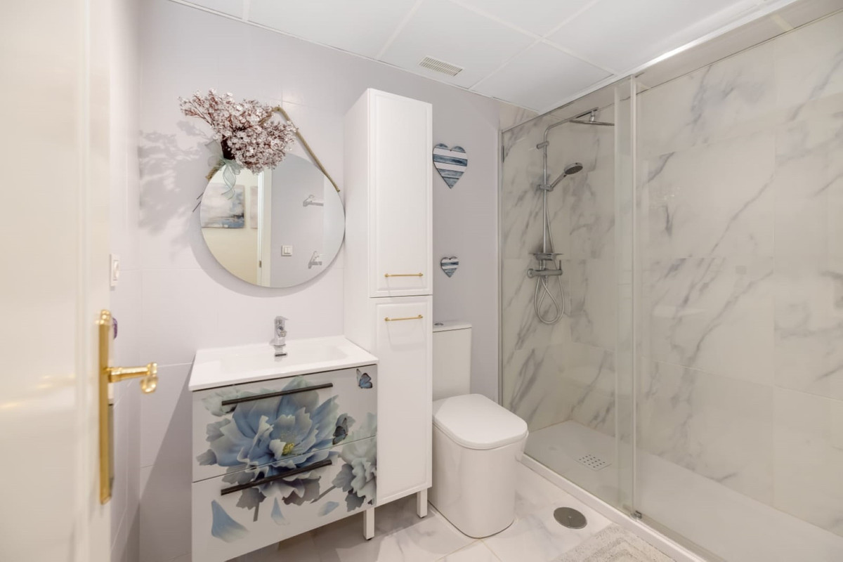 Se vende Apartamento Planta Media de 2 dormitorios en Costa Del Sol, Málaga, España