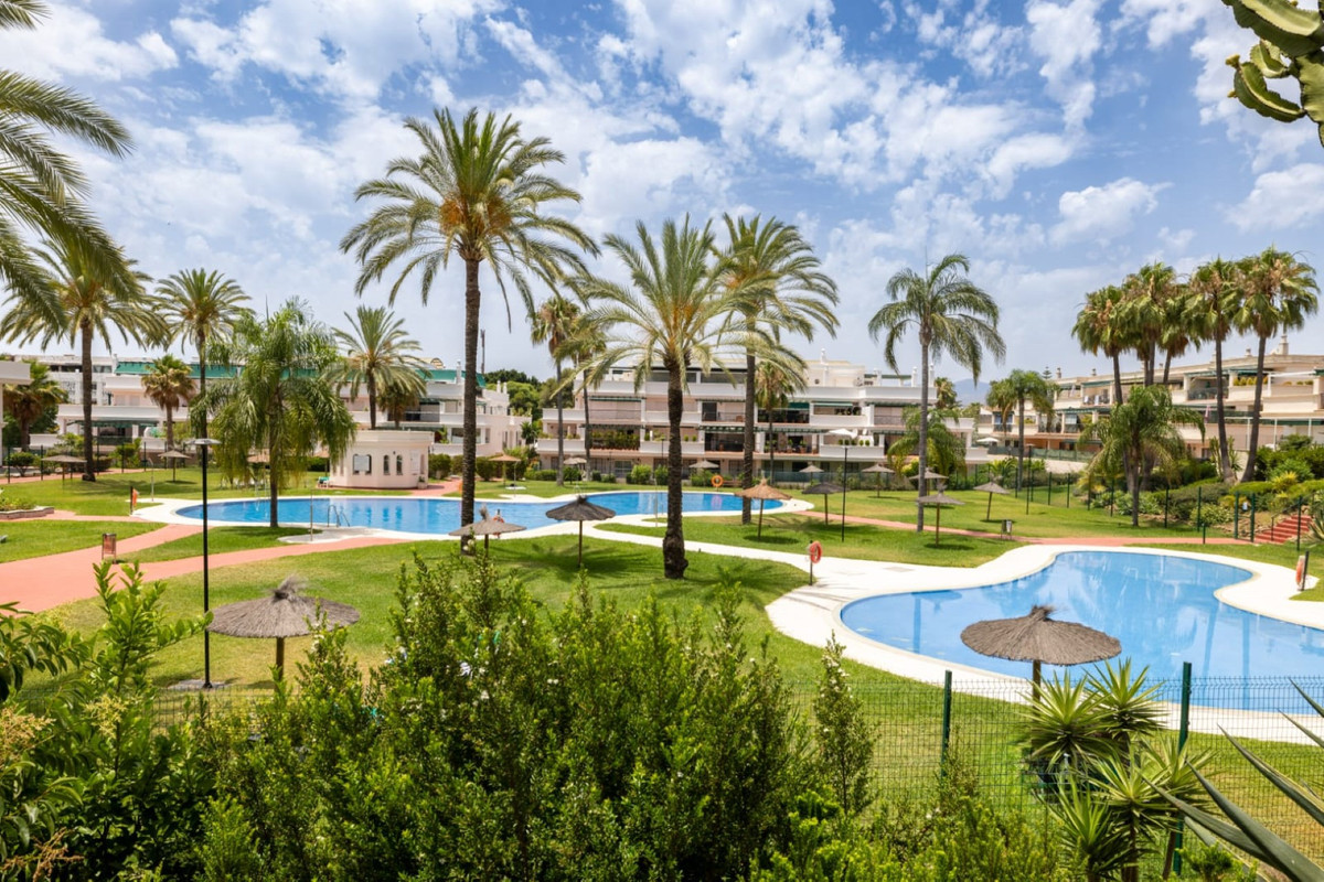 Se vende Apartamento Planta Media de 2 dormitorios en Costa Del Sol, Málaga, España