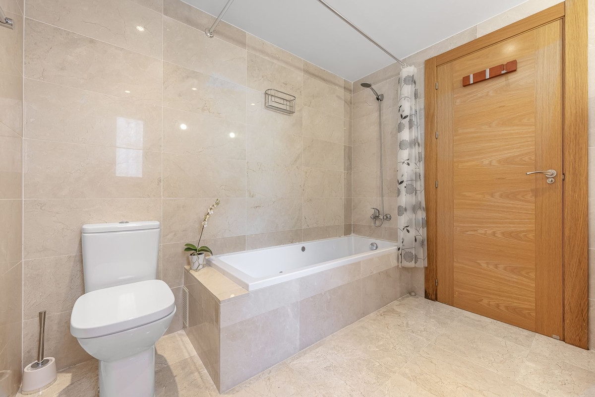 Se vende Apartamento Planta Media de 3 dormitorios en Costa Del Sol, Málaga, España