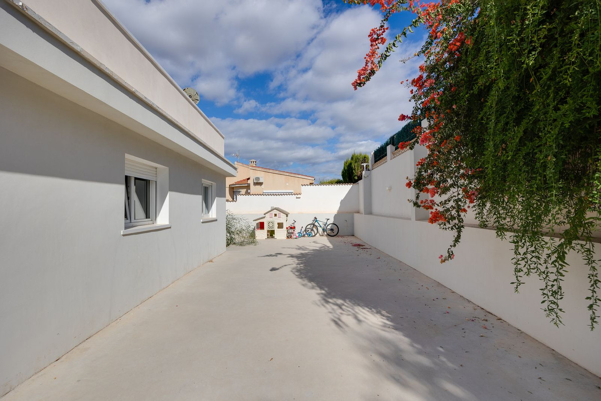 Se vende Villa - Chalet de 4 dormitorios en Costa Blanca, Alicante, España