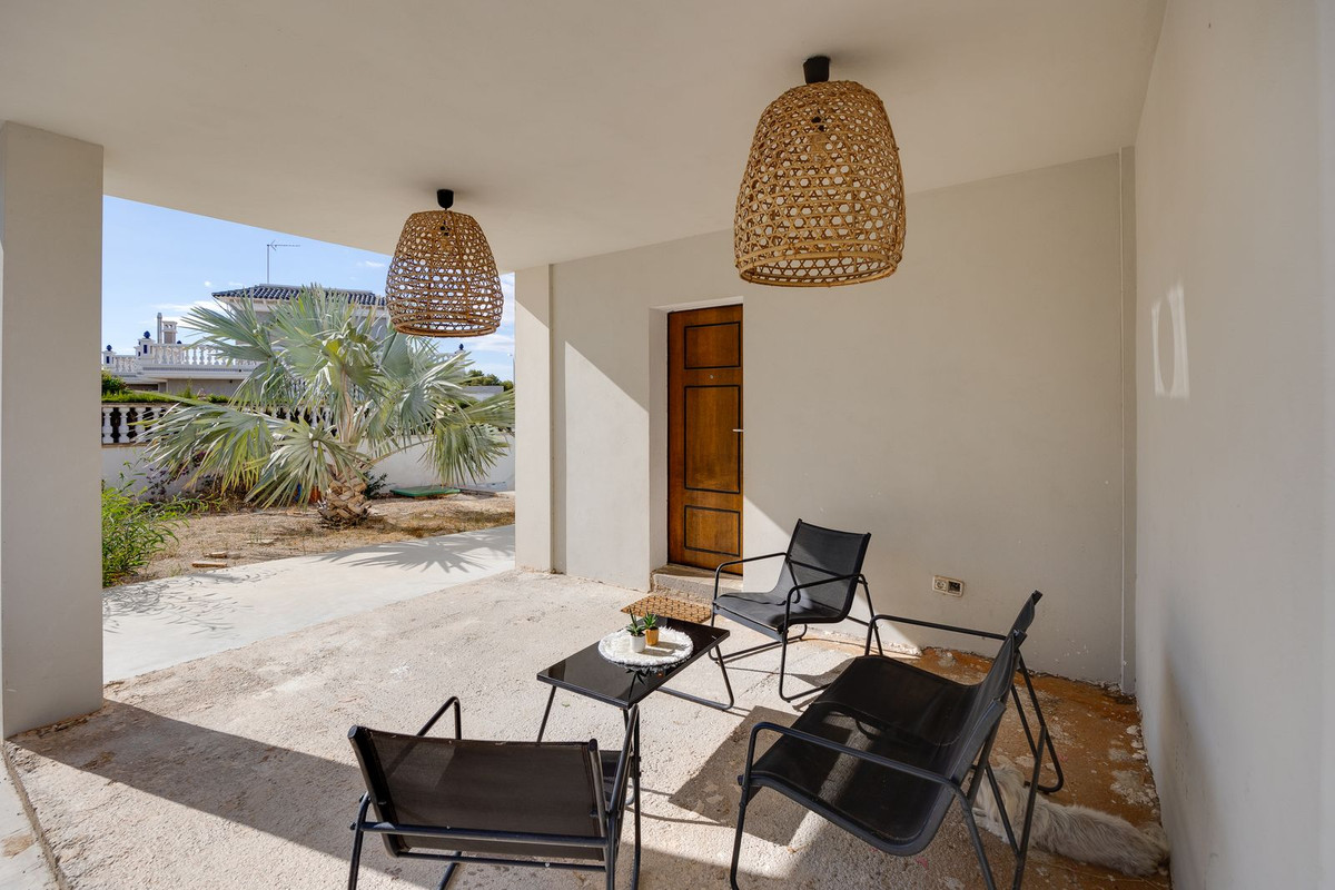 Se vende Villa - Chalet de 4 dormitorios en Costa Blanca, Alicante, España