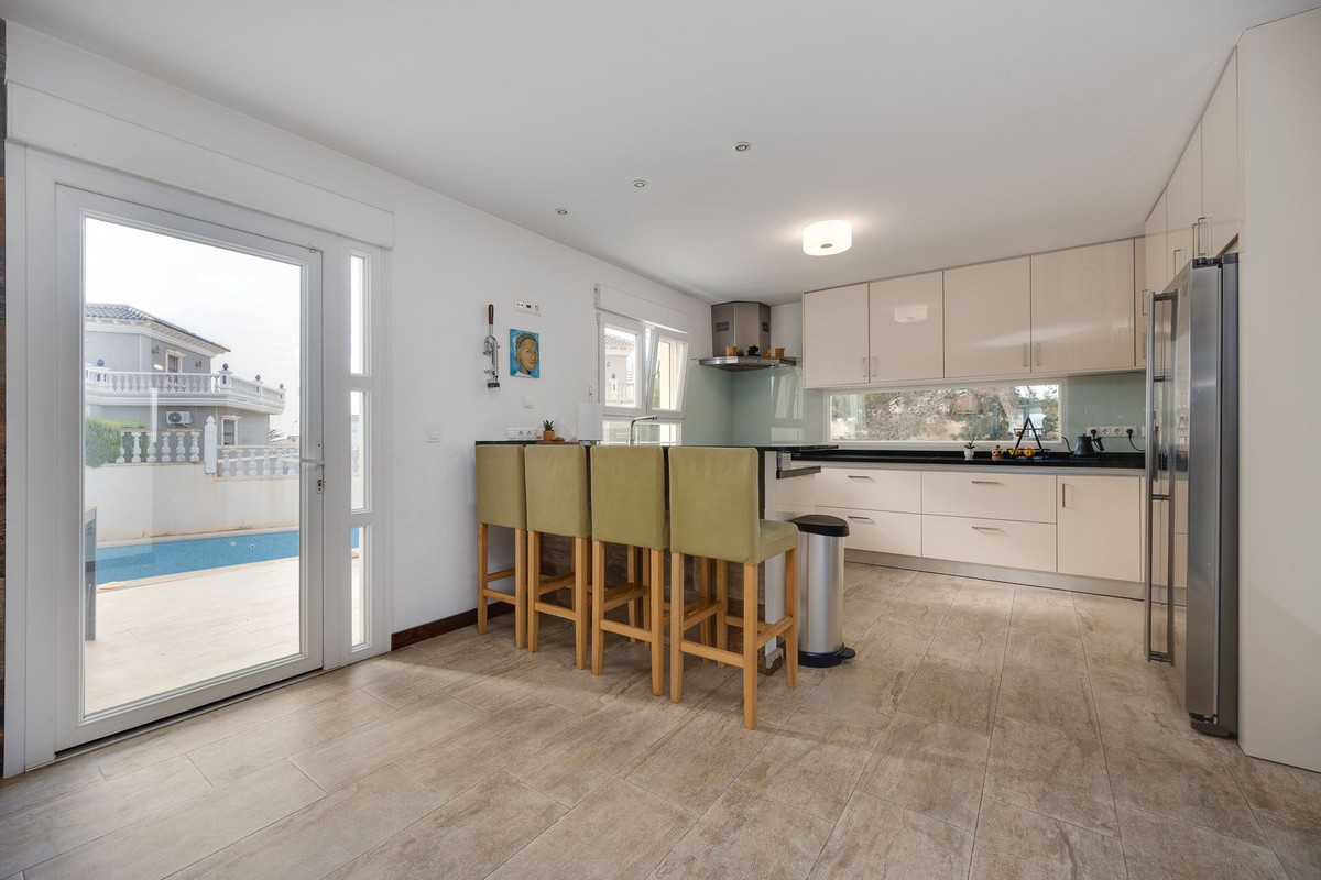 Se vende Villa - Chalet de 4 dormitorios en Costa Blanca, Alicante, España