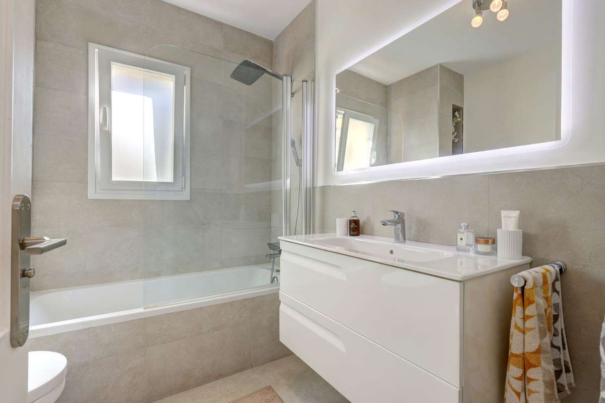 3 Bed Apartment for sale in La Quinta Costa Del Sol, Málaga, Spain
