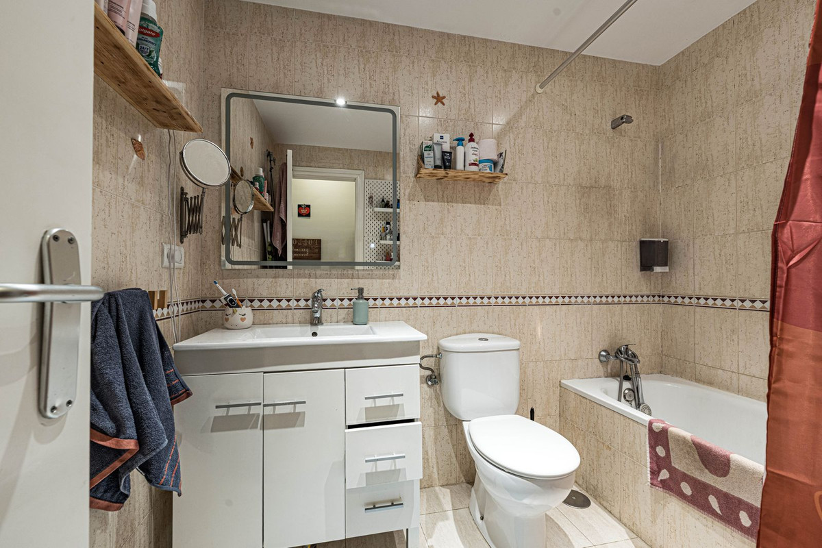 2 Bed Apartment for sale in Fuengirola Costa Del Sol, Málaga, Spain