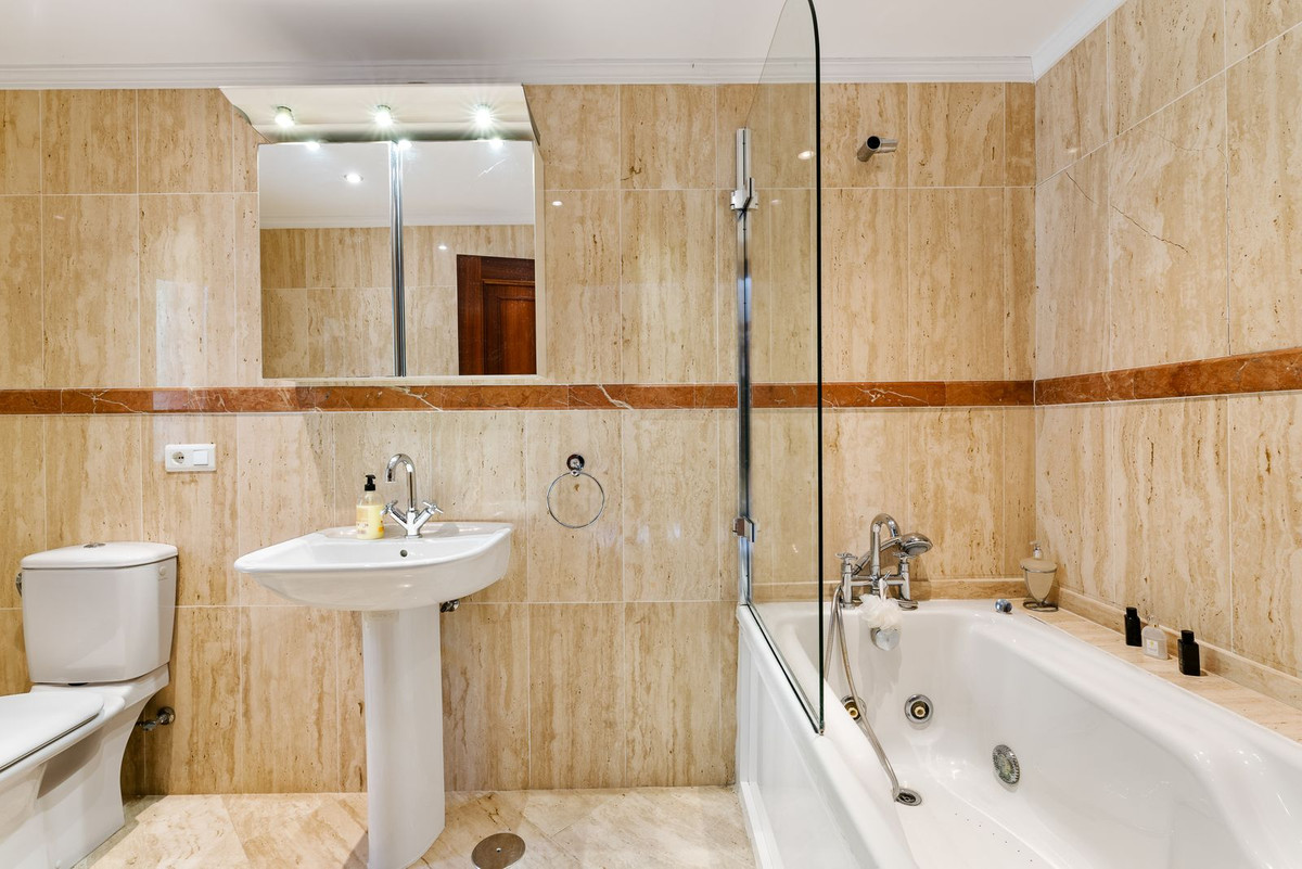 Se vende Villa - Chalet de 4 dormitorios en Costa Del Sol, Málaga, España