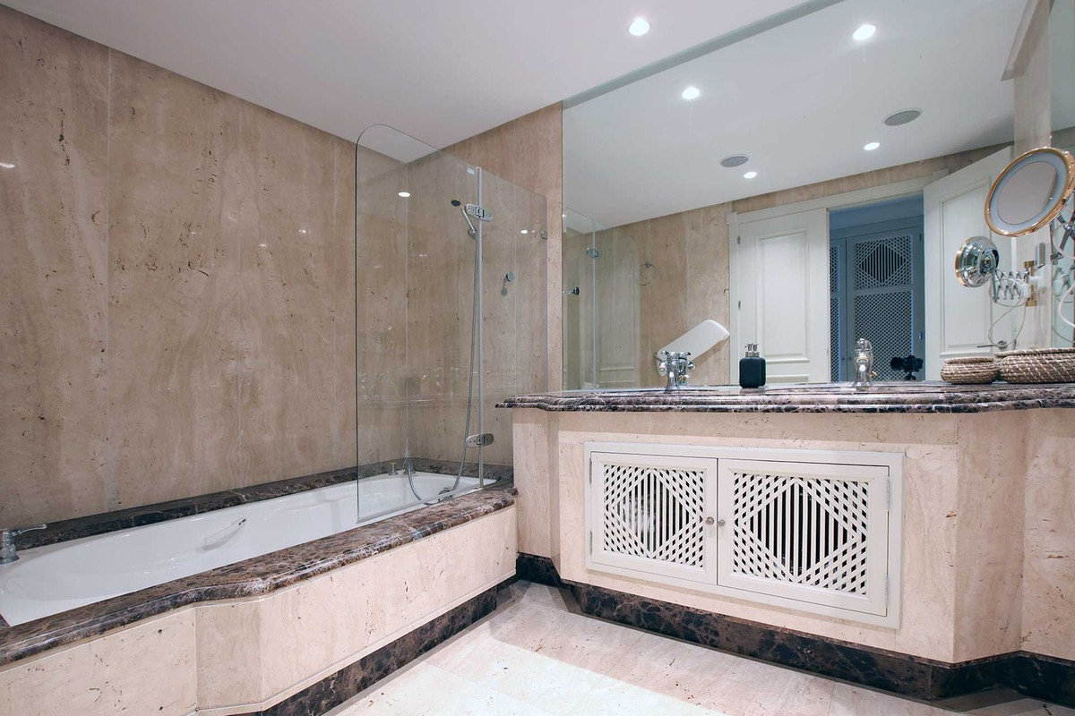 Se vende Apartamento Planta Baja de 4 dormitorios en Costa Del Sol, Málaga, España