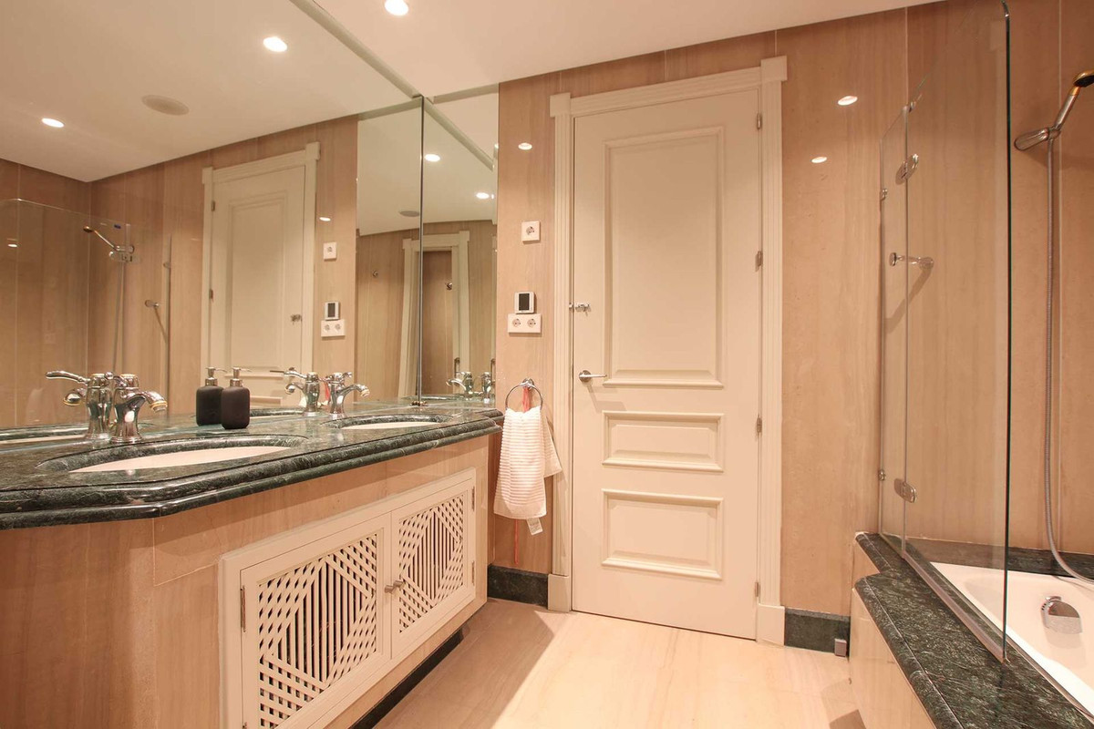 Se vende Apartamento Planta Baja de 4 dormitorios en Costa Del Sol, Málaga, España
