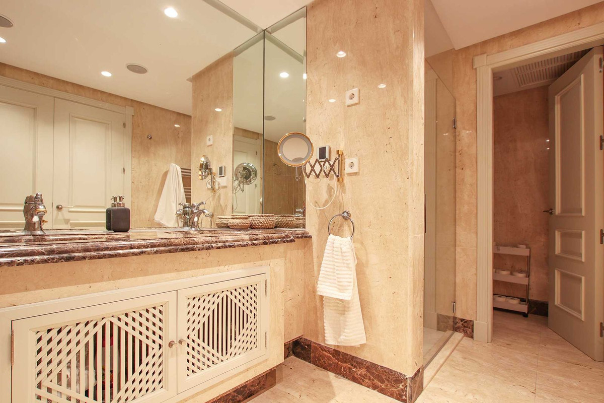 Se vende Apartamento Planta Baja de 4 dormitorios en Costa Del Sol, Málaga, España