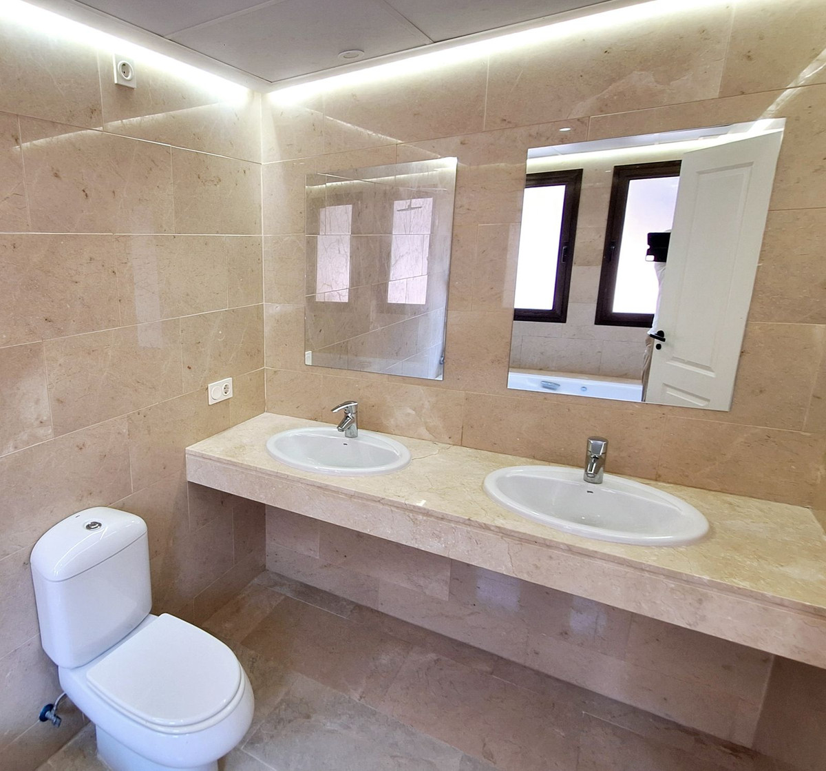 3 Bed Apartment for sale in La Duquesa Costa Del Sol, Málaga, Spain