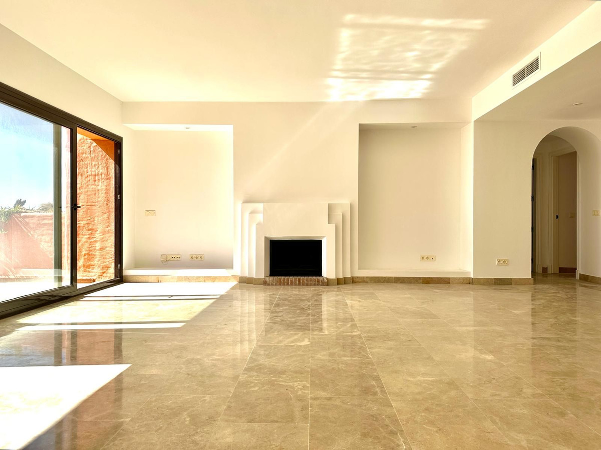 3 Bed Apartment for sale in La Duquesa Costa Del Sol, Málaga, Spain