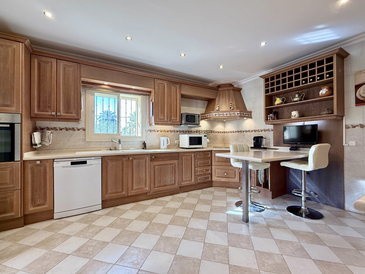 4 Bed Townhouse for sale in Estepona Costa Del Sol, Málaga, Spain