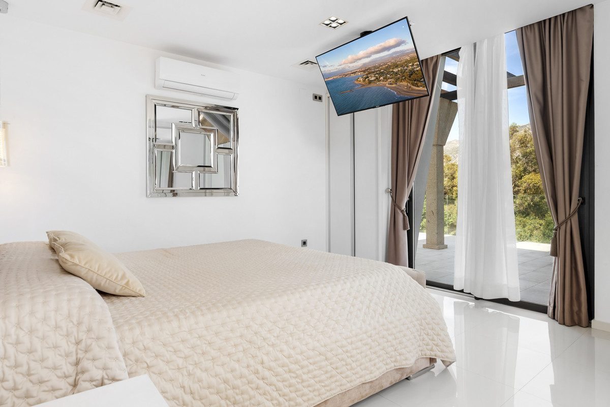 5 Bed Townhouse for sale in Nueva Andalucía Costa Del Sol, Málaga, Spain
