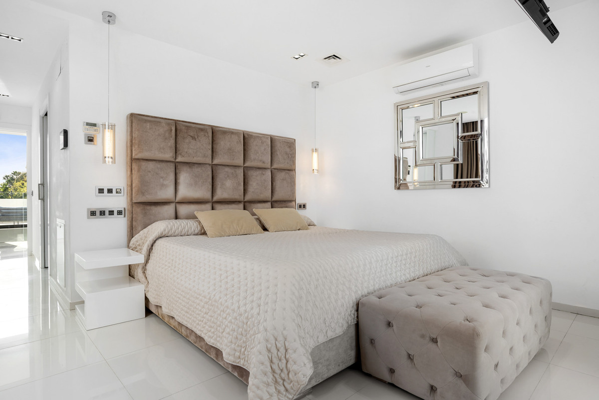 5 Bed Townhouse for sale in Nueva Andalucía Costa Del Sol, Málaga, Spain
