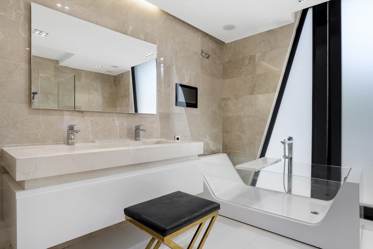 5 Bed Townhouse for sale in Nueva Andalucía Costa Del Sol, Málaga, Spain