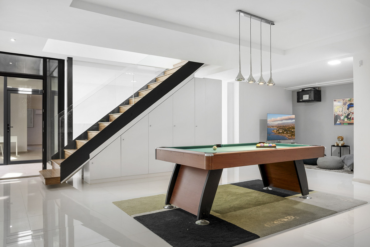5 Bed Townhouse for sale in Nueva Andalucía Costa Del Sol, Málaga, Spain