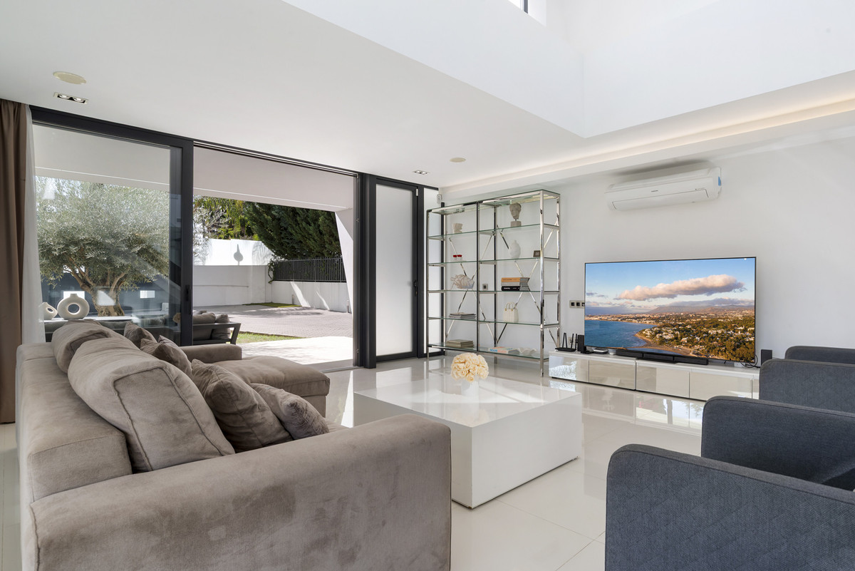 5 Bed Townhouse for sale in Nueva Andalucía Costa Del Sol, Málaga, Spain