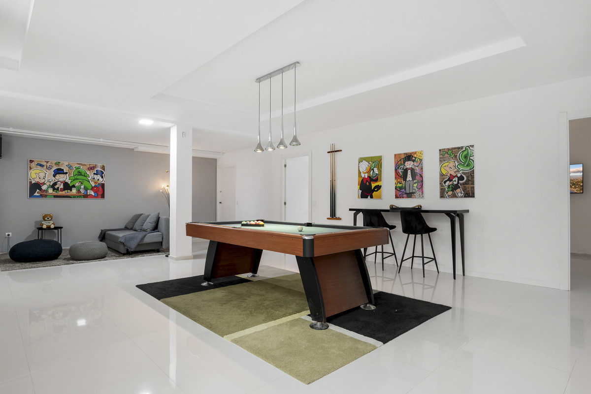 5 Bed Townhouse for sale in Nueva Andalucía Costa Del Sol, Málaga, Spain