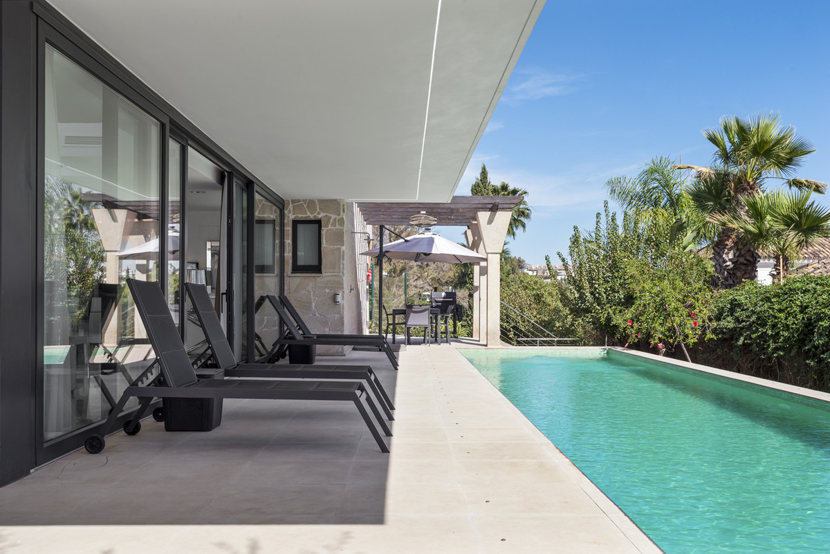 5 Bed Townhouse for sale in Nueva Andalucía Costa Del Sol, Málaga, Spain