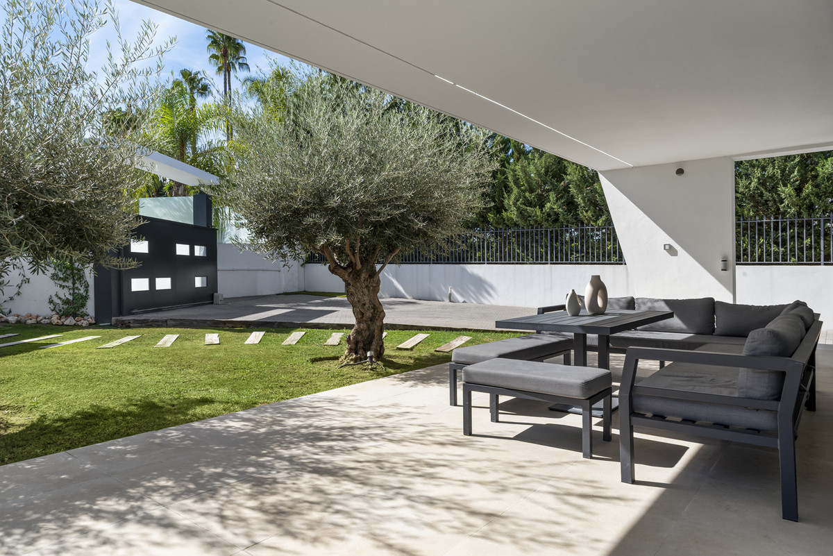 5 Bed Townhouse for sale in Nueva Andalucía Costa Del Sol, Málaga, Spain